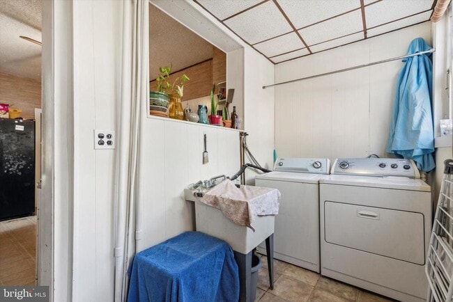 Building Photo - 123 Kalos St