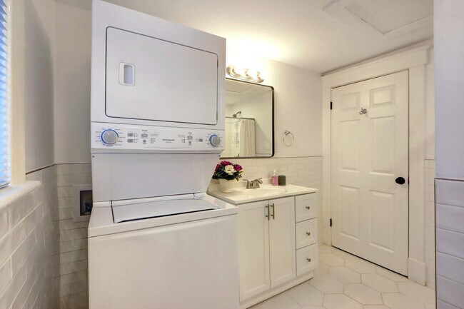 Building Photo - 306 E Victory Dr