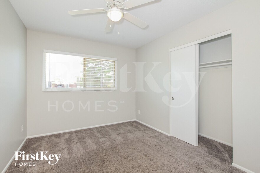 Building Photo - 3940 W Solano Dr S