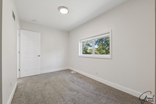 Building Photo - $1300 - Renovated 3 Bedroom
