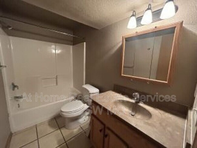 Building Photo - 631 Meadowview Dr