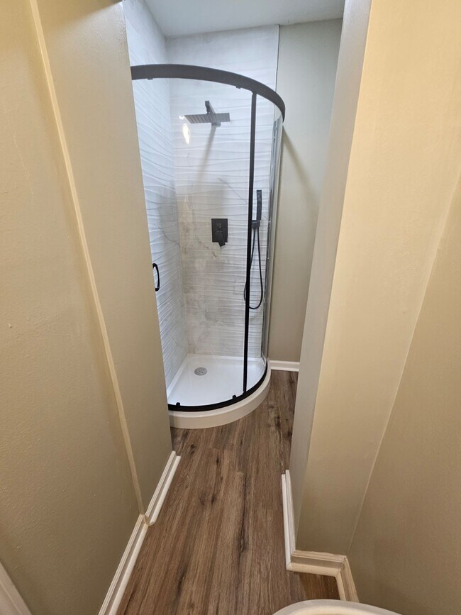 Full bath shower - 1615 E Eyre St