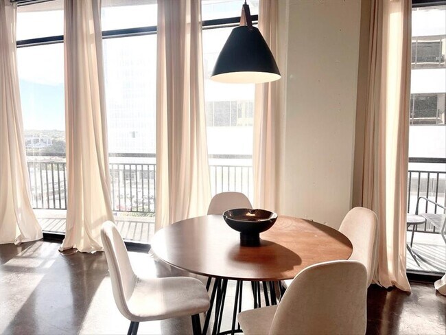 Building Photo - 311 W 5th St