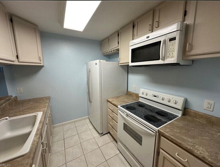 Building Photo - 3930 Roebling Ln
