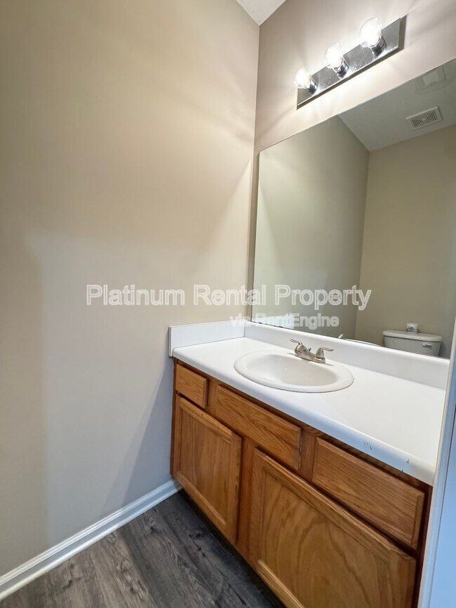 Building Photo - 4885 Robinson Square Dr