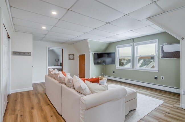 Building Photo - 28 W 37th St