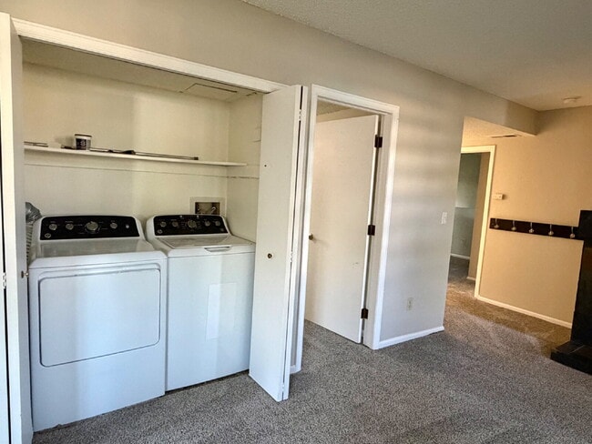 Building Photo - Charming Split-Level Oasis on a Quiet Cul-de-Sac Backing to Greenspace. New Carpet, New Paint and...