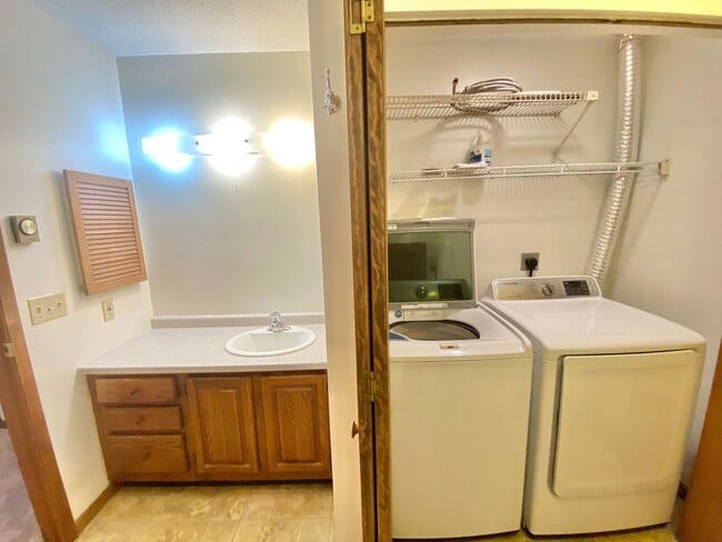 Building Photo - 2 Bedroom Condo in Williston VT Available ...