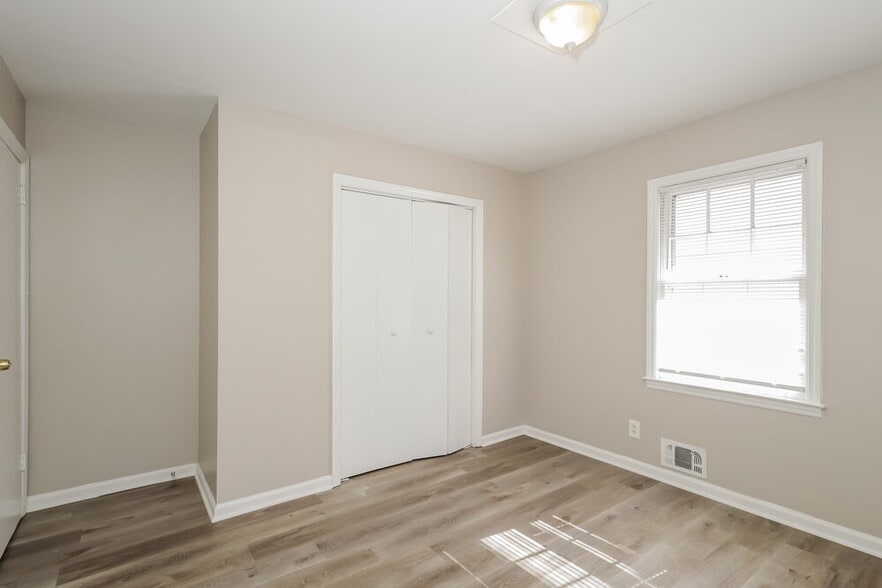 Building Photo - 3276 Elm St