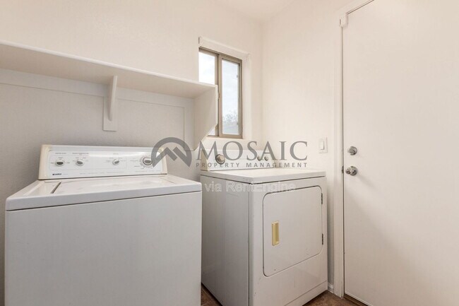 Building Photo - 61 W Hereford Dr