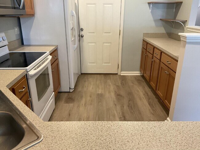 Building Photo - Adorable 2 Bedroom Townhome in Azalea Square