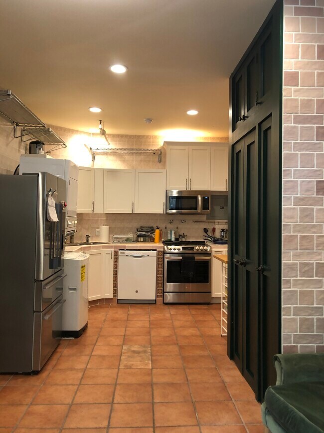 Building Photo - 520 Beacon St