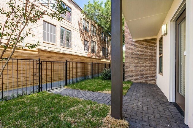 Building Photo - 2 Bed Option in East Dallas Townhome off Greenville Lakewood Neighborhood