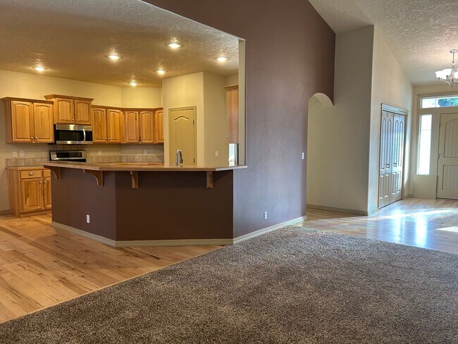 Building Photo - Impressive Home w/ 6 Bedrooms, Full Finished Basement, Lawn Care Included!