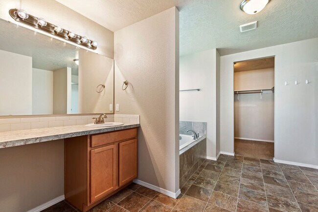 Building Photo - Available July 5th, 3bd/2b Meridian Home
