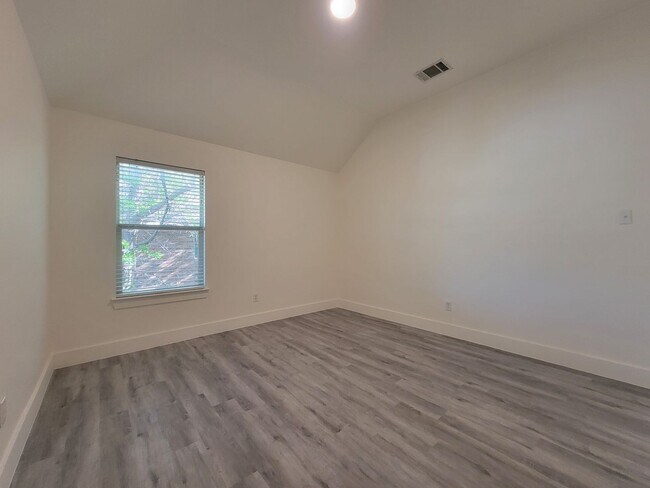 Building Photo - 405 Darkwoods Dr