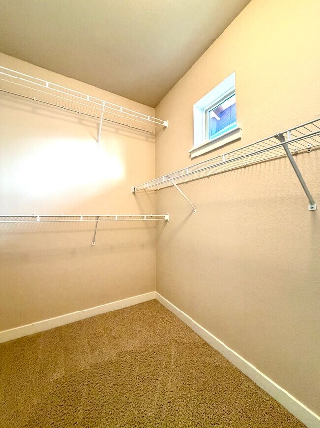 Building Photo - ~New home for the holidays? Move in now, and get December RENT FREE!~