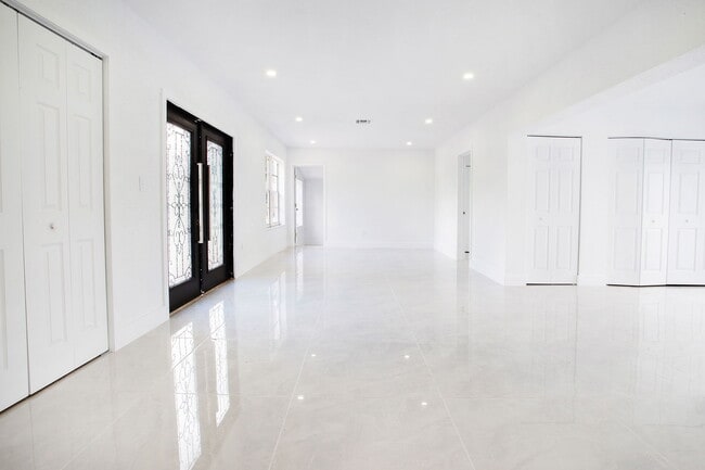 Building Photo - 17600 NE 2nd Ct