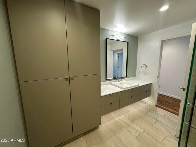 Building Photo - 200 W Portland St