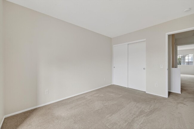 Building Photo - Spacious 3-Bedroom Townhome in Orangethorp...