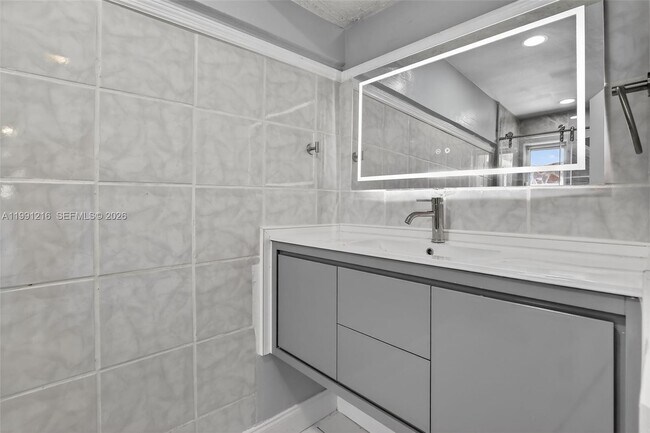 Building Photo - 2521 NW 72nd Ave