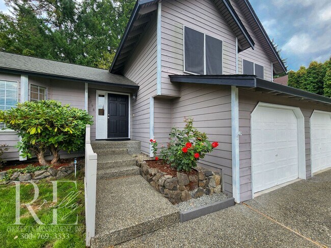 Primary Photo - Spacious Tri-Level in East Bremerton | Cor...