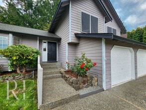 Building Photo - Spacious Tri-Level in East Bremerton | Cor...