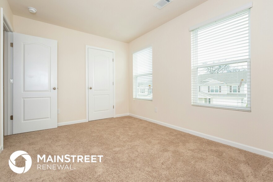 Building Photo - 2520 Queen Bee Dr