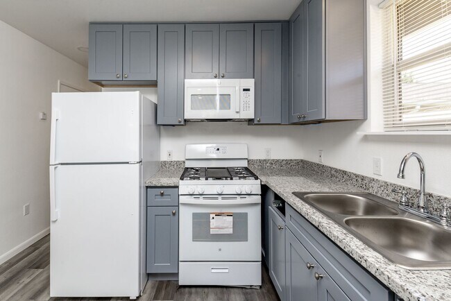 Building Photo - 704 5th Ave SE