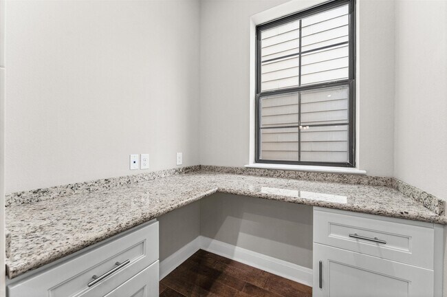 Building Photo - 3339 Beverly Frst Dr