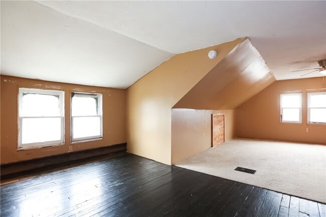 Building Photo - 506 Melville St