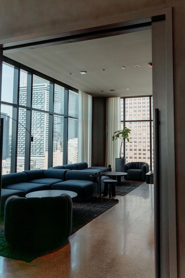 Building Photo - 633 S LaSalle St