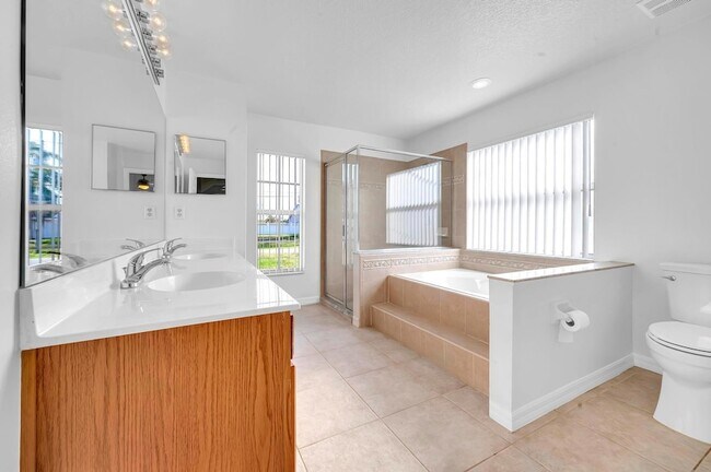 Building Photo - 446 SW S Quick Cir