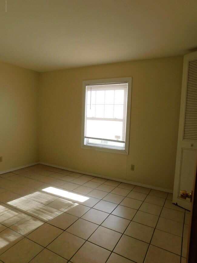 Building Photo - 155 E Colonial Ct
