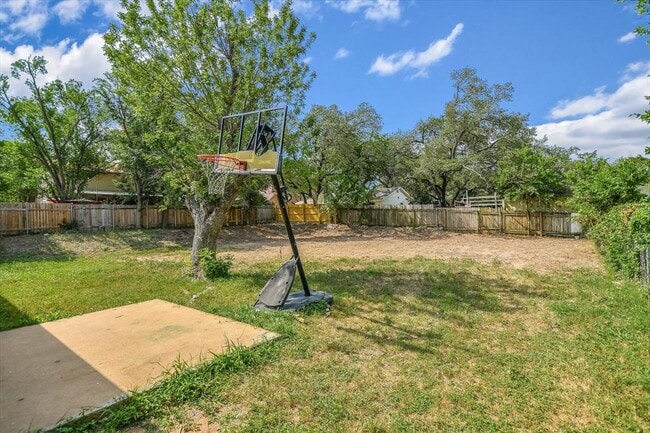 Building Photo - 411 Thelma Dr