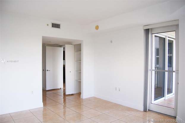 Building Photo - 20000 E Country Club Dr