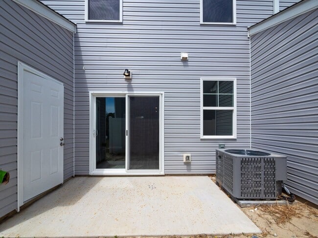 Building Photo - Large 3 story townhome near beach with com...
