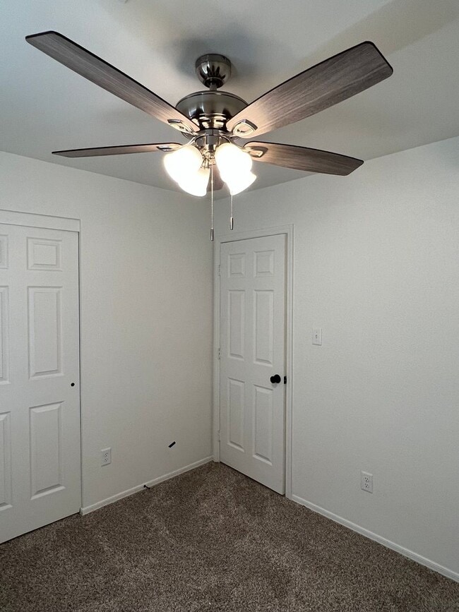 Building Photo - 4 BEDROOM HOME!