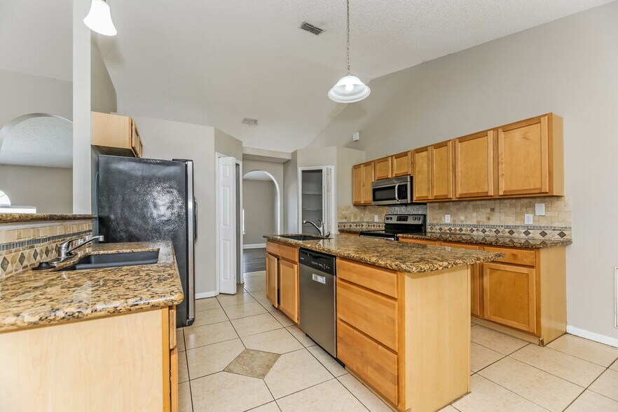 Building Photo - 7245 Nottinghamshire Dr