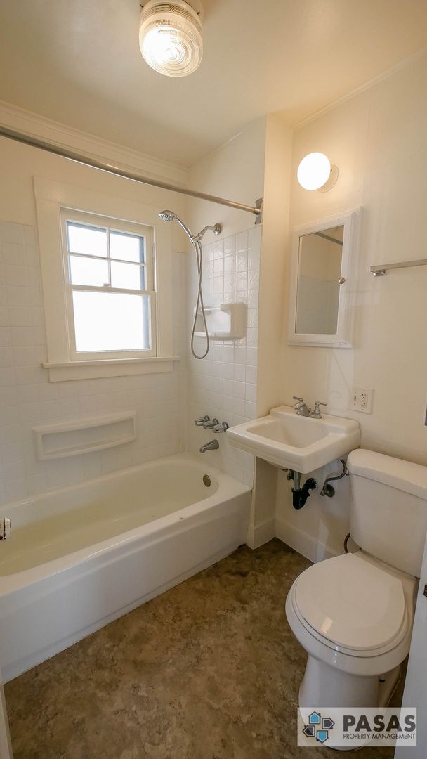 Building Photo - Historical 1 bedroom Cottage with yard!