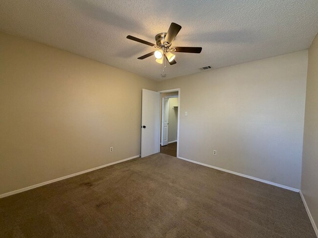 Building Photo - AVAILABLE NOW 3 BEDROOM 2 BATH DUPLEX IN NORTH RICHLAND HILLS