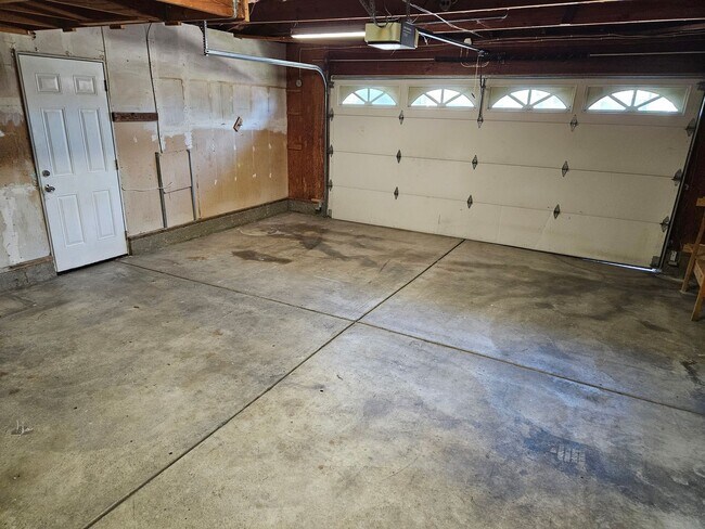 Building Photo - Beatifully updated 3 bedroom, 2 bath home ...