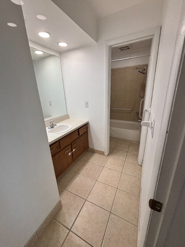 Building Photo - 734 W Kilgore Rd