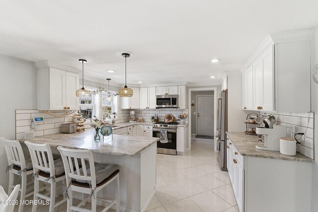 Building Photo - 616 Newport Ave