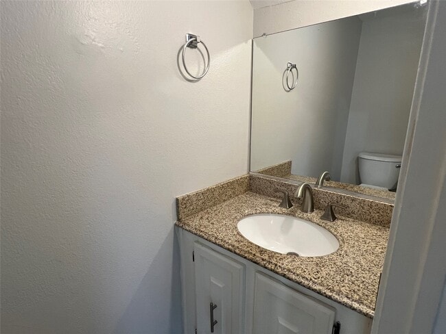 Building Photo - 65 Yewleaf Rd