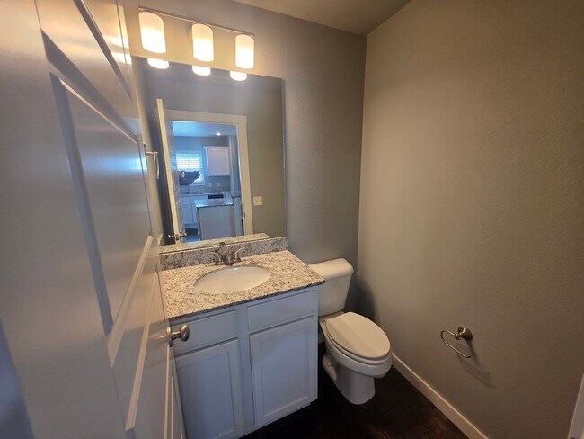 Building Photo - Nice 2 bedroom near I-49