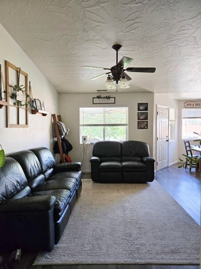 Building Photo - Charming 3 Bed, 2 Bath Home in Quiet Cul-d...