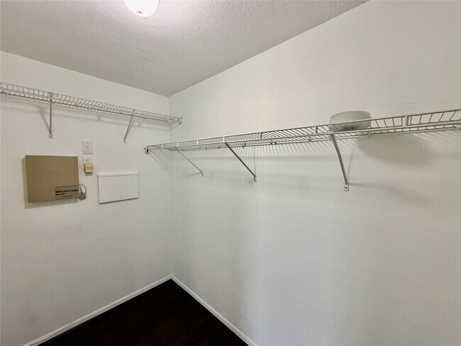Building Photo - 21655 Falvel Sunset Ct