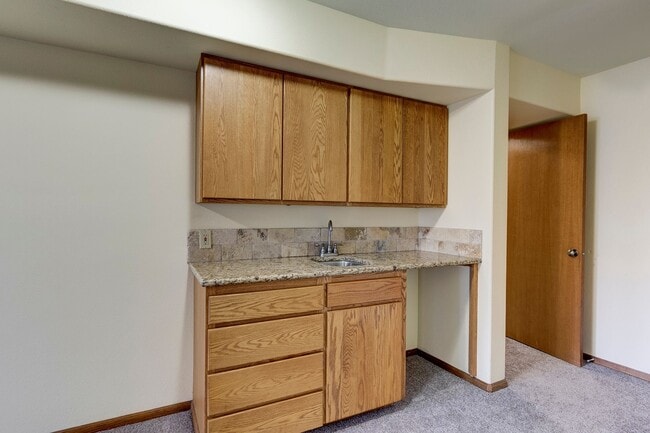 Building Photo - 3 Bedroom 2.5 bathroom nestled in woods with water view