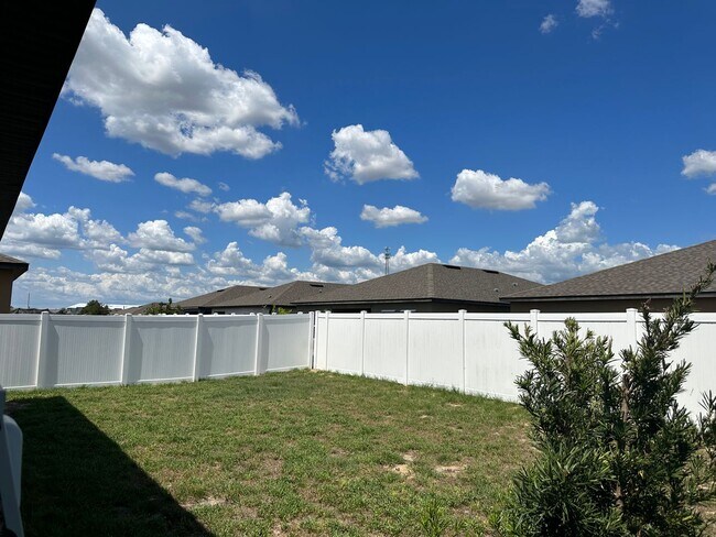 Building Photo - Private Back Yard! - 3 Bedroom 2 Bathroom ...